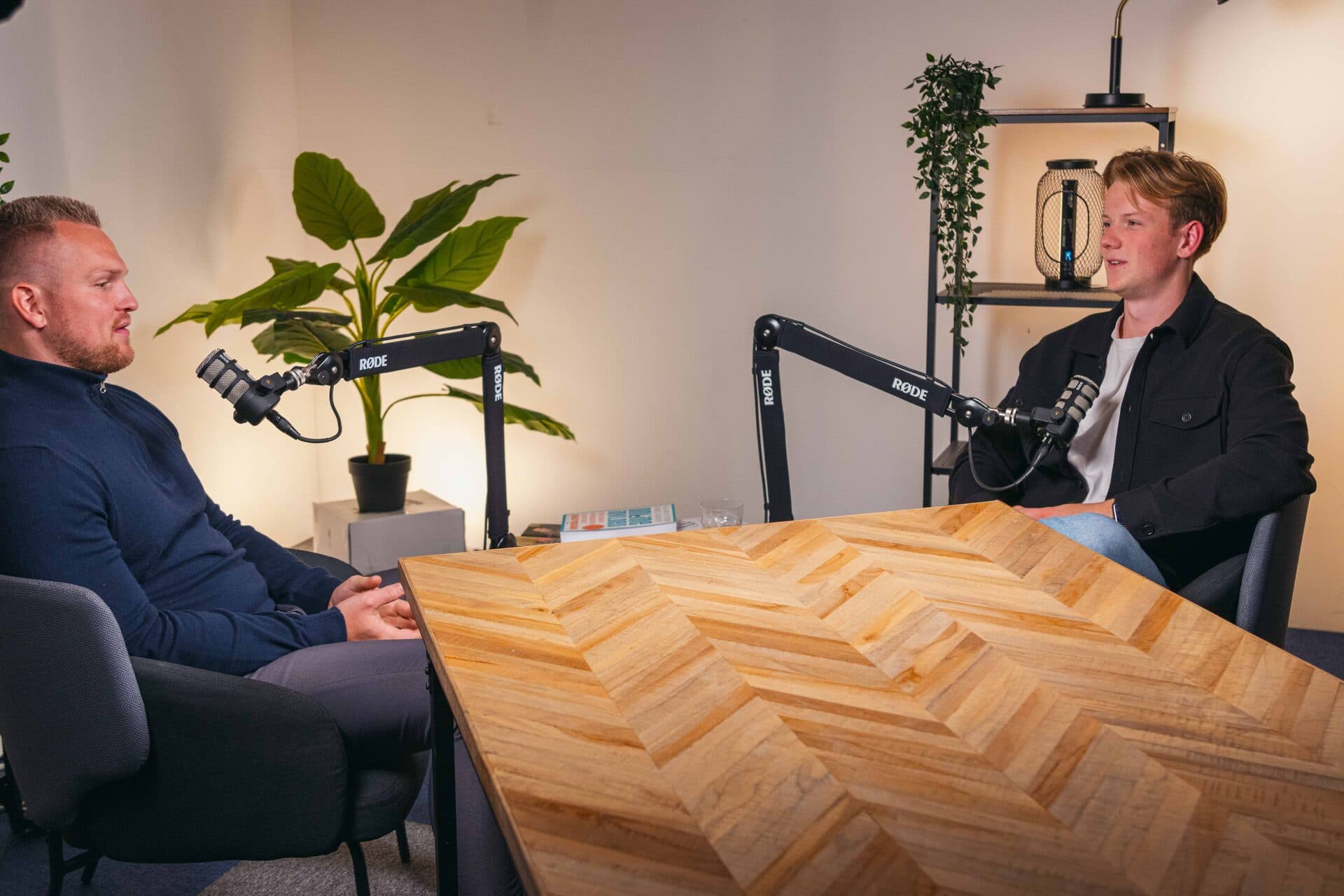 Elroy in gesprek aan tafel tijdens een podcastopname