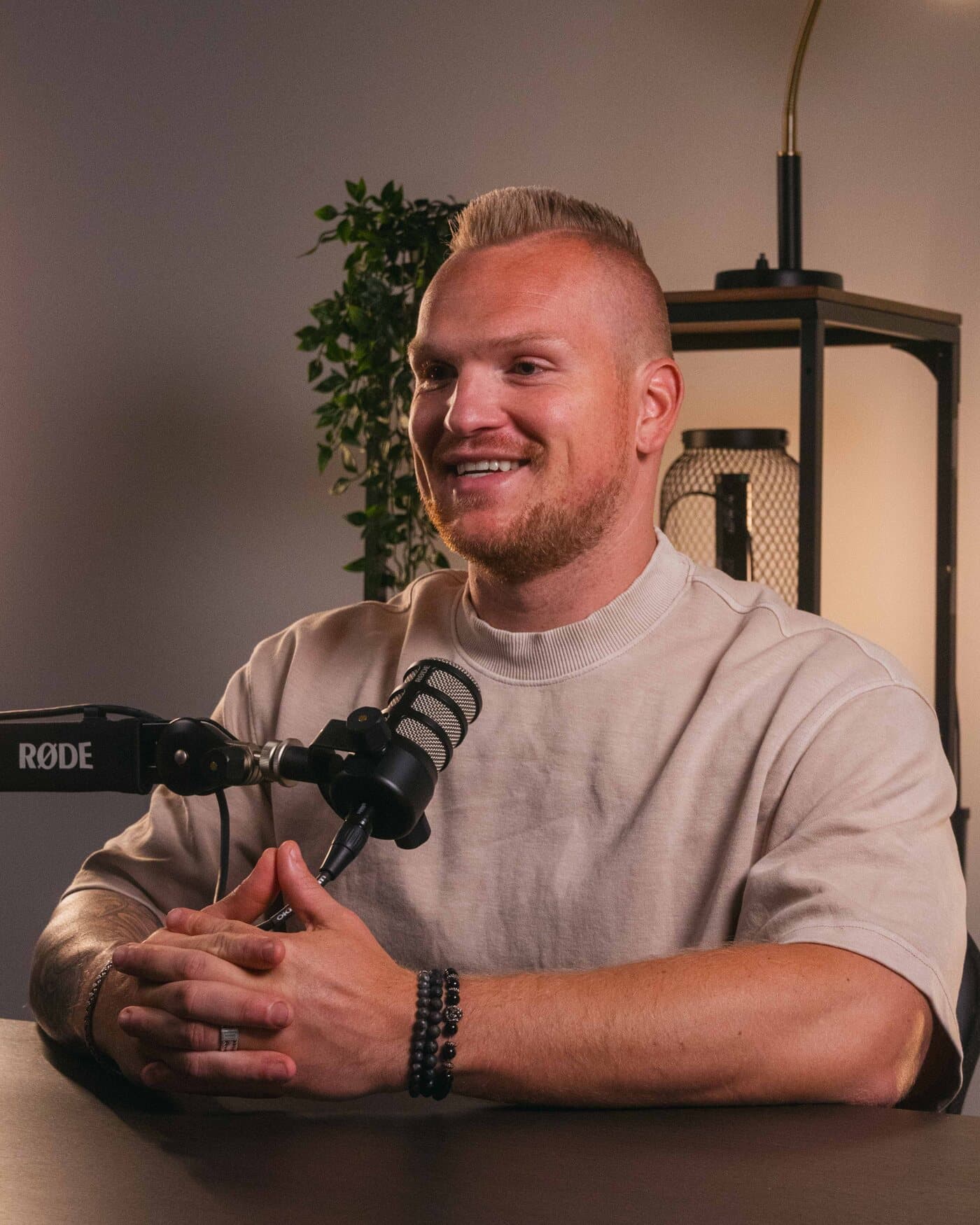 Elroy Heisterkamp aan tafel in de podcaststudio